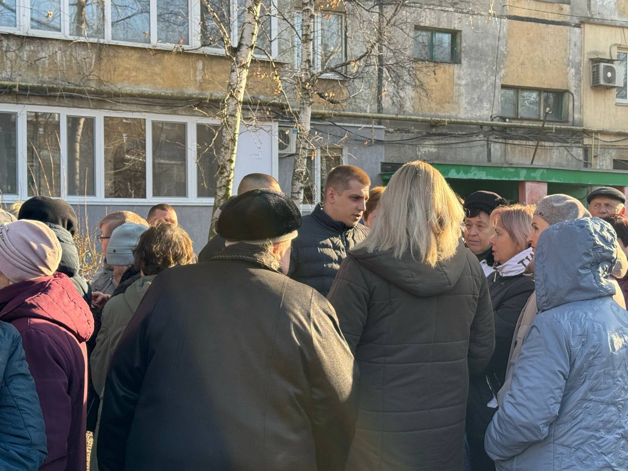 Дмитрий Дикий провел встречу с жителями улицы Ботанической микрорайона Калининский в Макеевке Дмитрий Дикий провел встречу с жителями улицы Ботанической микрорайона Калининский в Макеевке