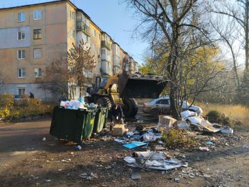 В пятницу, 14 ноября с целью приведения территории в надлежащее санитарное состояние выполнены работы по вывозу крупногабаритных накоплений мусора на контейнерных площадках по адресам: ул. Ленина, д. 153 и д. 155; кв-л...