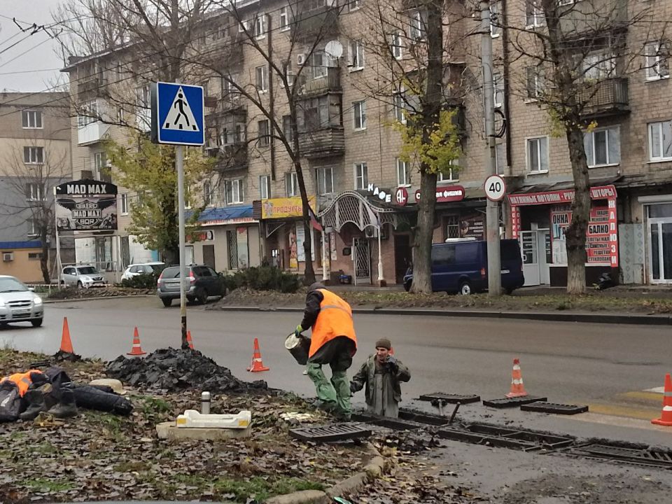 17 ноября, во избежание скопления дождевых вод на проезжей части дороги силами МУП АГМ «Перспектива» проведены работы по очистке колодцев ливневой канализации по улице Ленина