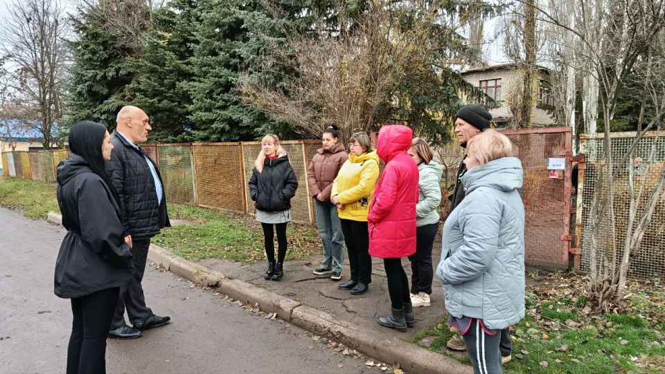 Сегодня, 18 ноября, в Советском внутригородском районе депутат Макеевского городского совета первого созыва Олег Венжега провел встречу с жителями жилого массива Объединенный возле дома № 6 квартала 49