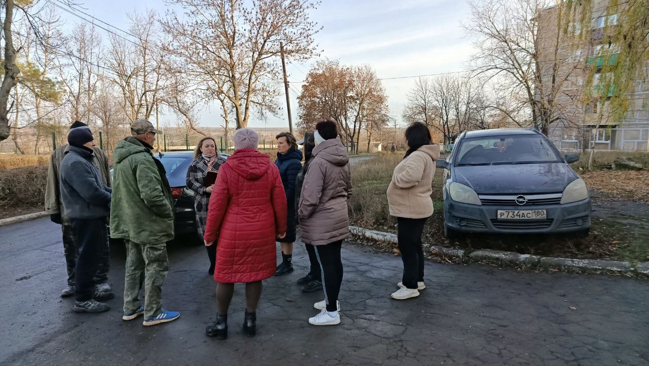 18 ноября депутат Макеевского городского созыва Донецкой Народной Республики первого созыва Алена Трякина провела встречу с жителями жилого массива Ханженково-Северный возле дома № 12 квартала 8 18 ноября депутат Макеевского городского созыва Донецкой Народной Республики первого созыва Алена Трякина провела встречу с жителями жилого массива Ханженково-Северный возле дома № 12 квартала 8