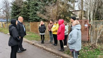 Сегодня, 18 ноября, в Советском внутригородском районе депутат Макеевского городского совета первого созыва Олег Венжега провел встречу с жителями жилого массива Объединенный возле дома № 6 квартала 49