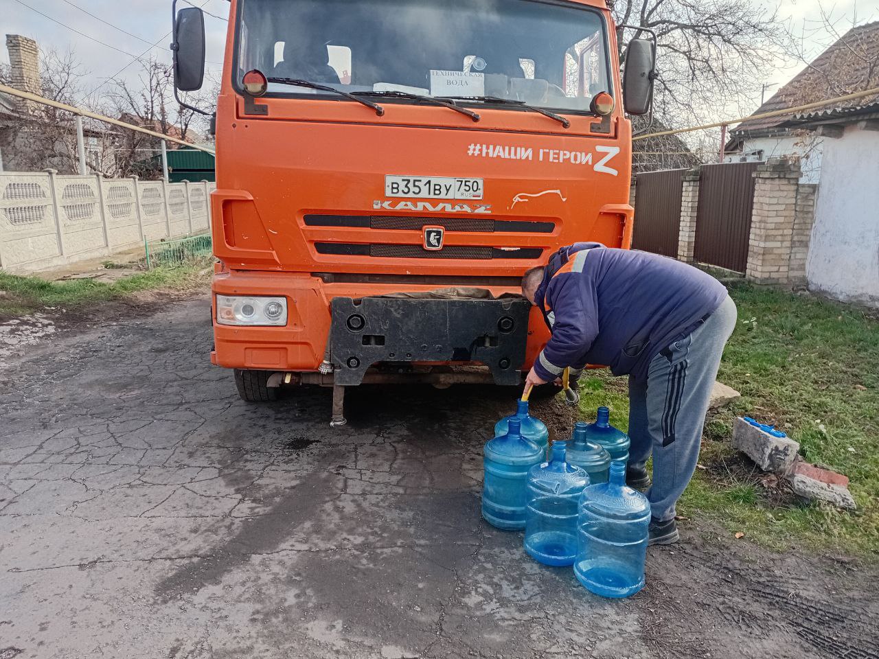 В Кировском внутригородском районе при поддержке региона-шефа Московская область продолжается подвоз воды для жителей домов, в которые в установленный графиком день не поступила вода В Кировском внутригородском районе при поддержке региона-шефа Московская область продолжается подвоз воды для жителей домов, в которые в установленный графиком день не поступила вода