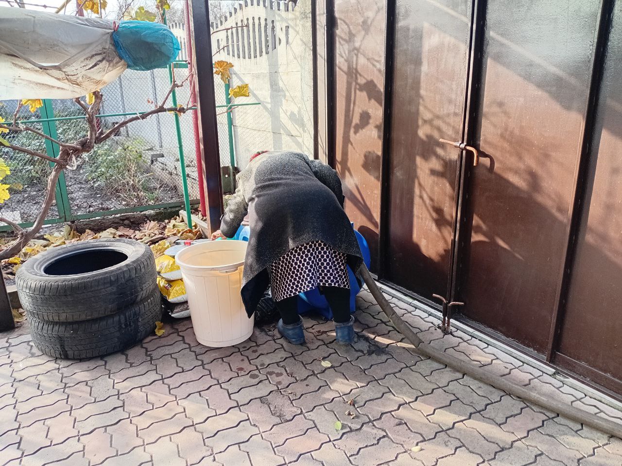 В Кировском внутригородском районе при поддержке региона-шефа Московская область продолжается подвоз воды для жителей домов, в которые в установленный графиком день не поступила вода В Кировском внутригородском районе при поддержке региона-шефа Московская область продолжается подвоз воды для жителей домов, в которые в установленный графиком день не поступила вода