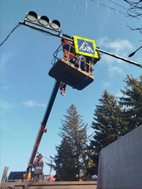 В минувшие сутки в рамках содержания автомобильных дорог общего пользования установили новые дорожные знаки и выполнили работы по очистке дорожного покрытия