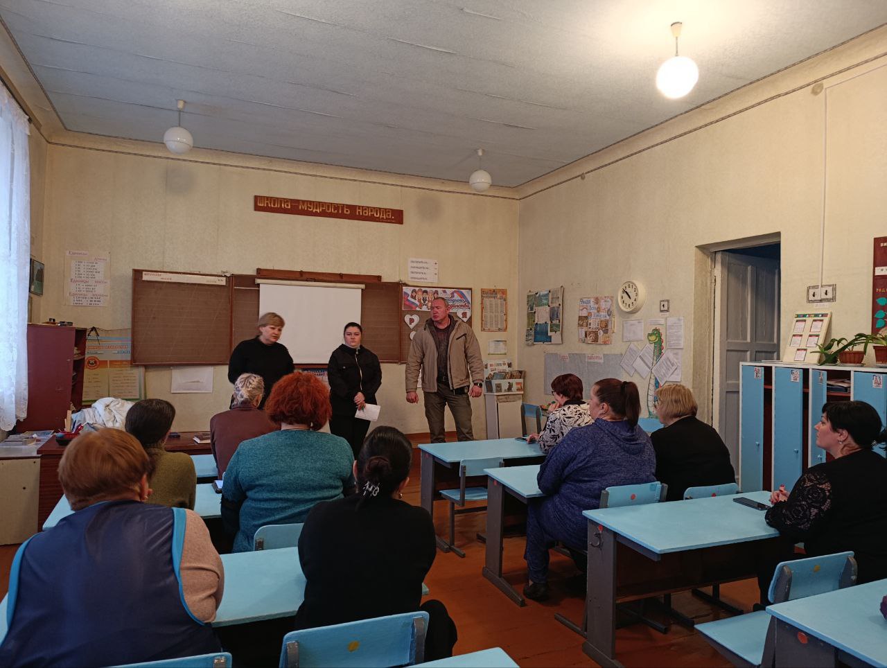 Сегодня, 19 ноября в Червоногвардейском районе заместитель главы Администрации городского округа Макеевка Ирина Сидякина провела встречу с жителями жилого массива Первомайский по адресу в помещении ГБОУ «Основная школа № 77... Сегодня, 19 ноября в Червоногвардейском районе заместитель главы Администрации городского округа Макеевка Ирина Сидякина провела встречу с жителями жилого массива Первомайский по адресу в помещении ГБОУ «Основная школа № 77...