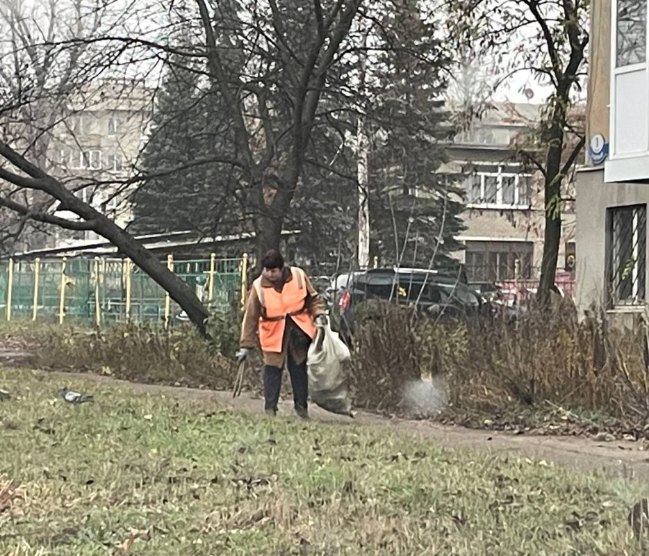Сегодня, 19 ноября, с целью приведения территории в надлежащее санитарное состояние силами МУП АГМ «Перспектива» проведены работы по сбору видимого мусора по ул. Кирова и ул. Циолковского