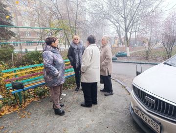 17 ноября заместитель руководителя Управы Червоногвардейского внутригородского района Администрации городского округа Макеевка Татьяна Задорожная провела встречу с жителями жилого массива Карла Маркса на придомовой...