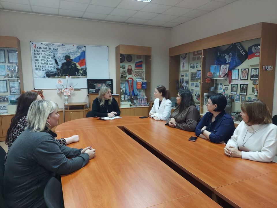 Сегодня, 19 ноября, спикер Надежда Сапелкина провела встречу по адресу: г. Макеевка, ул. Островского, д. 7