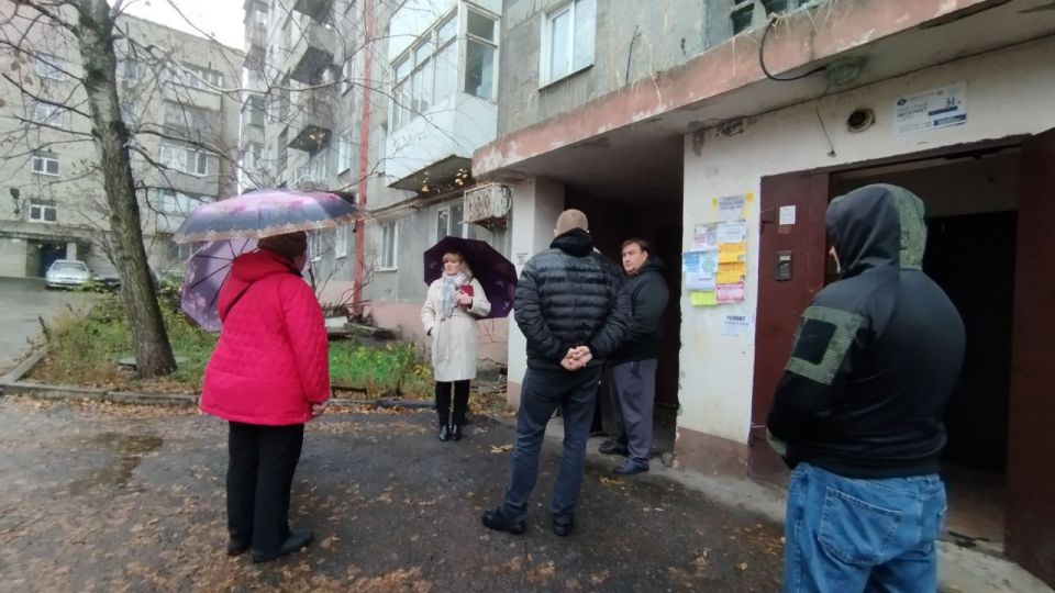 Сегодня, 19 ноября заместитель руководителя Управы Червоногвардейского внутригородского района Администрации городского округа Макеевка Татьяна Задорожная провела встречу с жителями жилого массива Горького на придомовий...