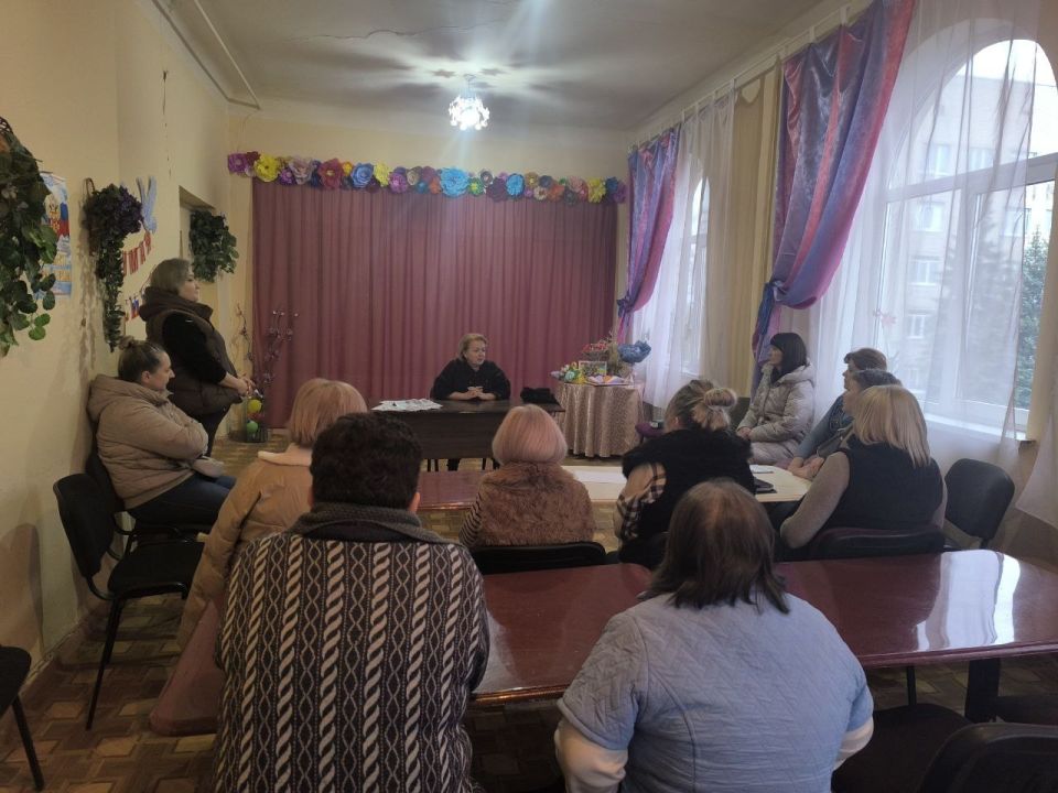 Сегодня, 19 ноября в Червоногвардейском районе прошла встреча с трудовым коллективом ГБУСО «ЦСОН Червоногвардейского района города Макееевки», которую провела депутат Макеевского городского совета ДНР Нателла Джоджишвили