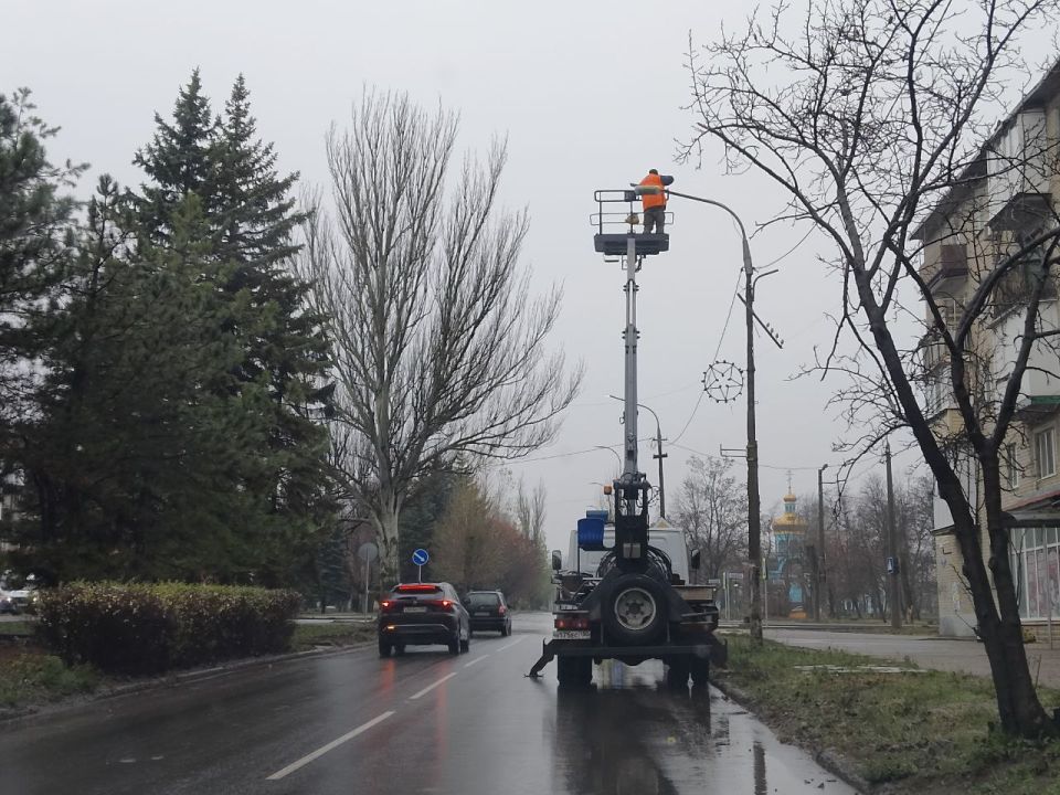 20 ноября, с целью обеспечения безопасности движения пешеходов и автотранспорта в темное время суток силами МУП АГМ «Перспектива» проведены работы по ремонту линии наружного освещения по бульвару 8 Сентября