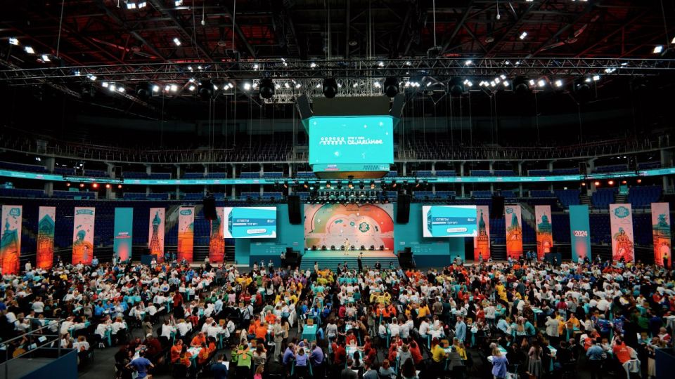 Глава ДНР, секретарь Донецкого регионального отделения партии «Единая Россия» Денис Пушилин поздравил семейную команду Перковых и Андреевых из Макеевки с выходом в финал федерального конкурса «Это у нас семейное»!