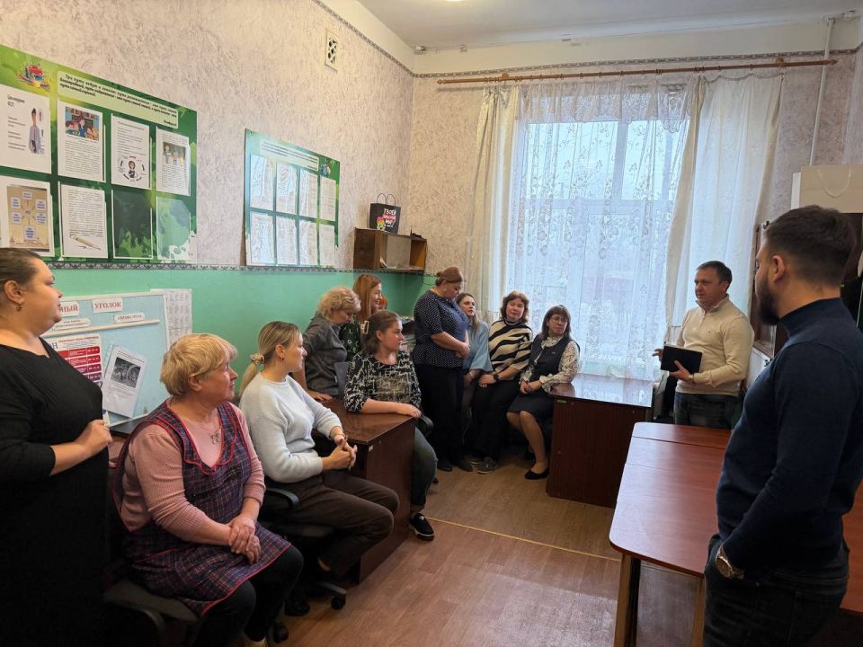 20 ноября депутат Макеевского городского совета Донецкой Народной Республики первого созыва Андрей Зотеев провел встречу с трудовым коллективом Основной школы № 41