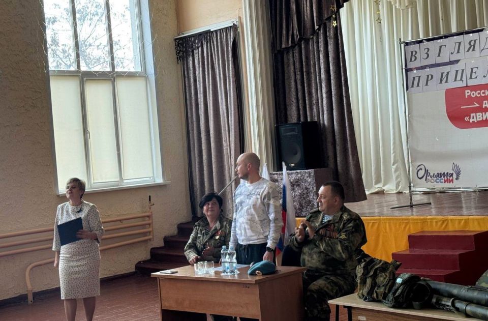 18 ноября в макеевской школе № 5, в рамках проекта «Служу Отечеству», состоялся урок мужества, призванный воспитать в юных сердцах любовь к Родине и уважение к защитникам Отечества