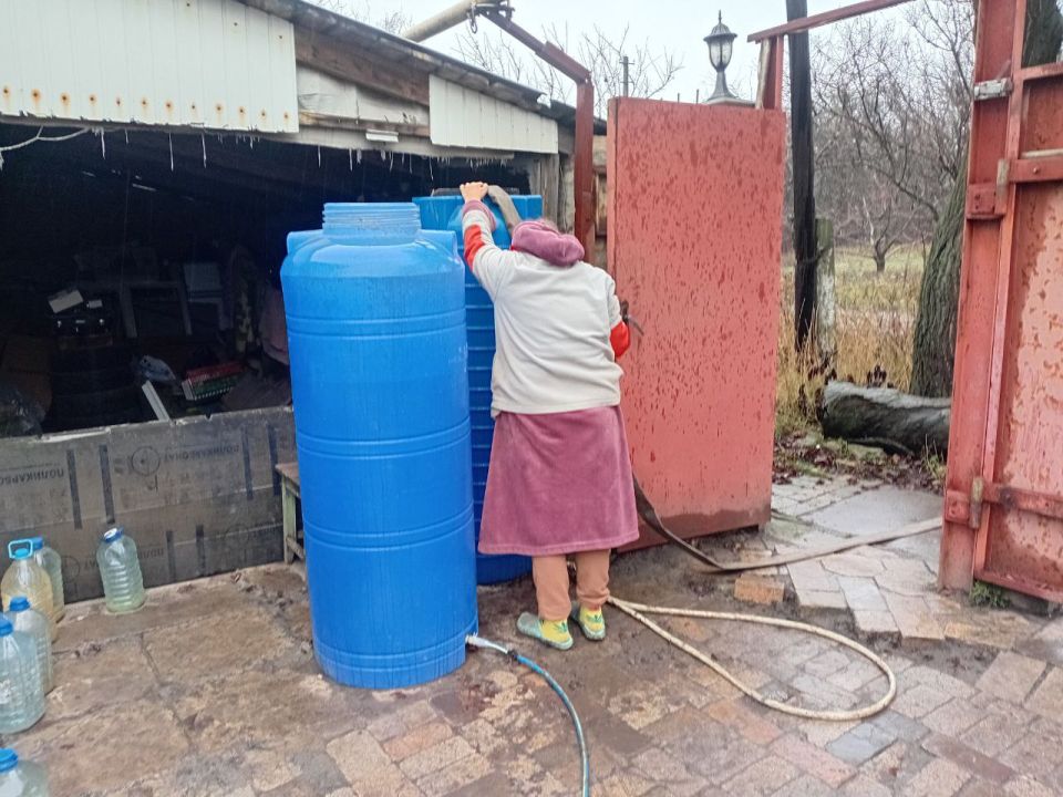 Сегодня, 20 ноября, в Кировском внутригородском районе, согласно поступившим заявкам, был организован подвоз воды для жителей домов, в которые в установленный графиком день не поступила вода