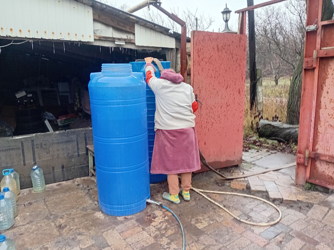 Сегодня, 20 ноября, в Кировском внутригородском районе, согласно поступившим заявкам, был организован подвоз воды для жителей домов, в которые в установленный графиком день не поступила вода
