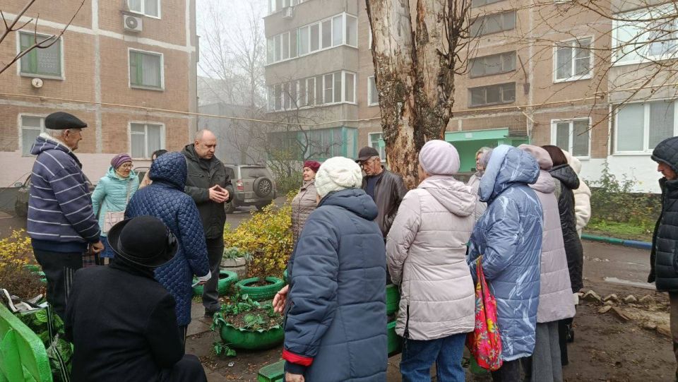Сегодня, 21 ноября, первый заместитель руководителя Управы Советского внутригородского района Сергей Савельев провел встречу с жителями микрорайона Магистральный возле дома № 6