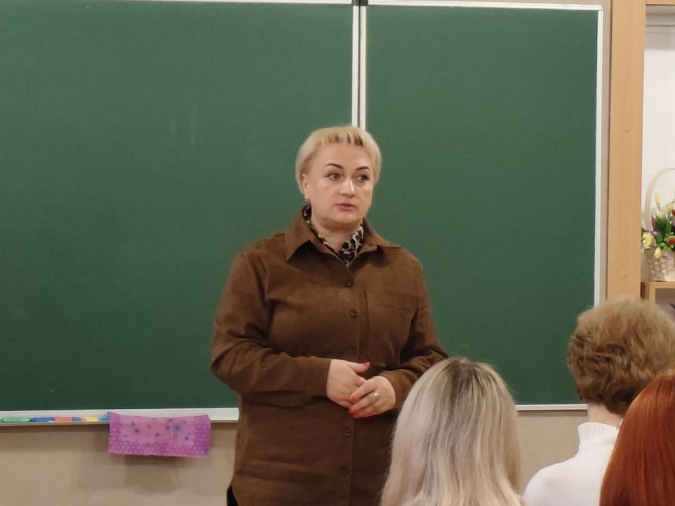 Юлия Крюкова совместно с заместителем главы г.о. Макеевки Ириной Лях по поручению Главы ДНР Дениса Пушилина провели встречу с трудовым коллективом школы №62