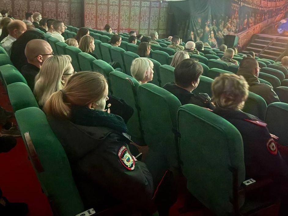 Полицейские провели ряд профилактических бесед с подростками Полицейские провели ряд профилактических бесед с подростками