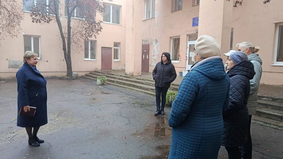 21 ноября возле библиотеки им. А.С. Пушкина состоялась встреча заместителя руководителя Управы Советского внутригородского района Администрации городского округа Макеевка Надежды Прокапович с местными жителями