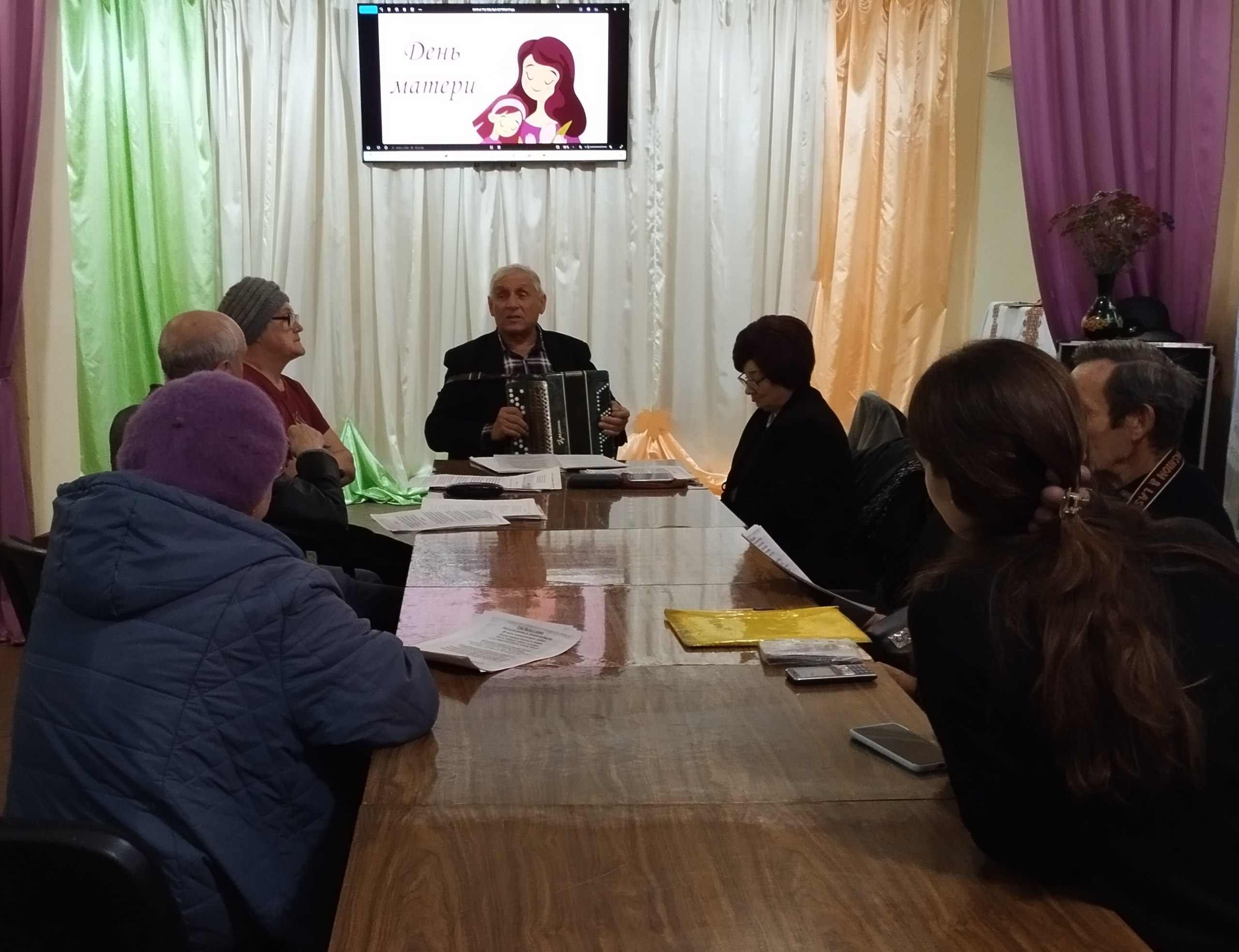 21 ноября в преддверии Дня Матери в России в Государственном бюджетном учреждении социального обслуживания «Центр социального обслуживания населения Кировского района города Макеевки», по партийному проекту «Старшее... 21 ноября в преддверии Дня Матери в России в Государственном бюджетном учреждении социального обслуживания «Центр социального обслуживания населения Кировского района города Макеевки», по партийному проекту «Старшее...