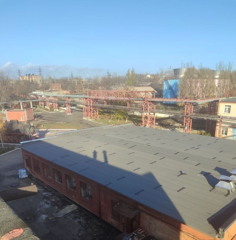 На Макеевкоксе завершены работы по замене кровельного покрытия здания столовой цеха питания и торговли