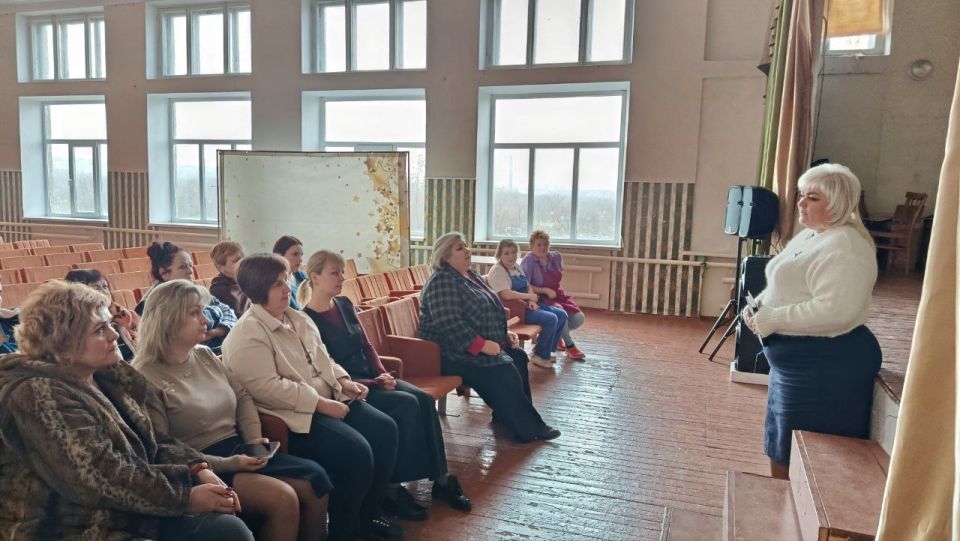 24 ноября встречу с трудовым коллективом «Средней школы № 92 г.о. Макеевка» ДНР провел депутат Макеевского городского совета Оксана Бевцык