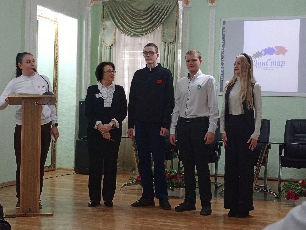 Лариса Толстыкина: В Донецком республиканском дворце детского и юношеского творчества состоялось заседание Республиканского совета старшеклассников Лариса Толстыкина: В Донецком республиканском дворце детского и юношеского творчества состоялось заседание Республиканского совета старшеклассников