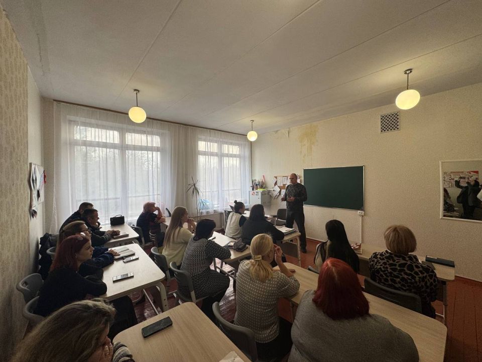 24 ноября первый заместитель руководителя Управы Советского внутригородского района Администрации городского округа Макеевка Сергей Савельев провел встречу с трудовым коллективом Основной школы № 45