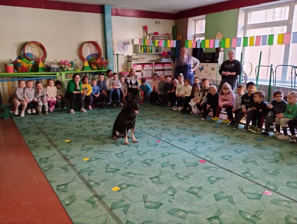 В гости к ребятам ГКДОУ "ДЕТСКИЙ САД № 7 Г.О. МАКЕЕВКА" ДНР приходили люди необычной профессии - кинологи из Центра кинологической службы Управления внутренних дел Российской Федерации «Макеевское»