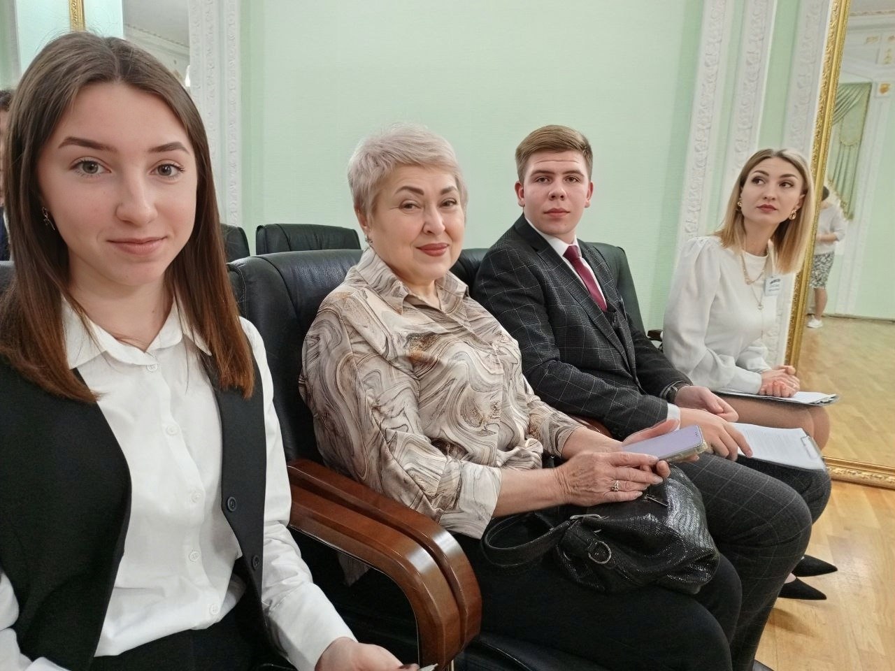 Лариса Толстыкина: В Донецком республиканском дворце детского и юношеского творчества состоялось заседание Республиканского совета старшеклассников Лариса Толстыкина: В Донецком республиканском дворце детского и юношеского творчества состоялось заседание Республиканского совета старшеклассников