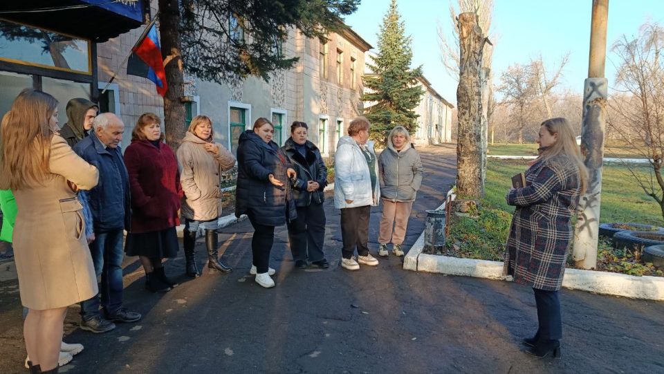 Сегодня, 25 ноября, в Советском внутригородском районе депутат Макеевского городского совета первого созыва Алена Трякина провела встречу с жителями жилого массива шахты № 21 возле дома № 3 по улице Коммунистической