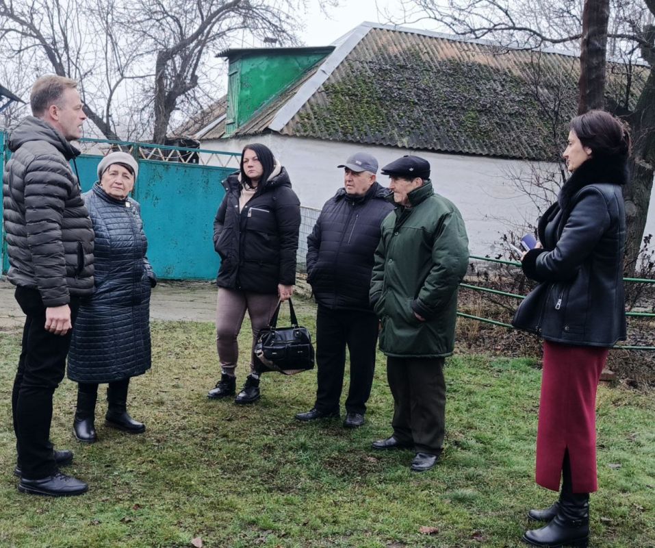 Сегодня, 26 ноября, спикер-активист Ольга Осипчук провела встречу с жителями Кировского района на подведомственной территории пгт Ясиновка по ул. Славянская, 18