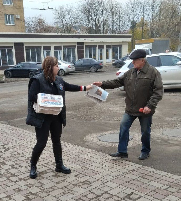 Сегодня, 26 ноября по инициативе Общественного Движения «Донецкая Республика» в Червоногвардейском районе города Макеевки проходит раздача официального печатного издания Общественного Движения «Донецкая Республика»