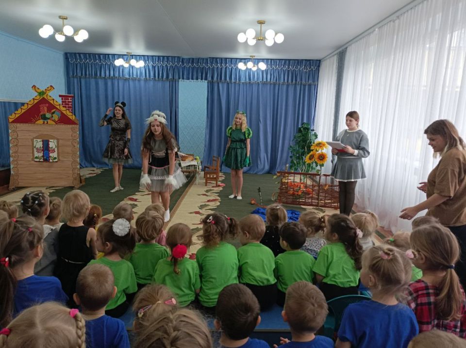 Школьный театр "Мир театра" ГБОУ "СШ № 50 Г.О. МАКЕЕВКА" под руководством учителя русского языка и литературы Гуркиной И.М. принял участие в акции "Дети-детям" в рамках Месячника волонтёрства