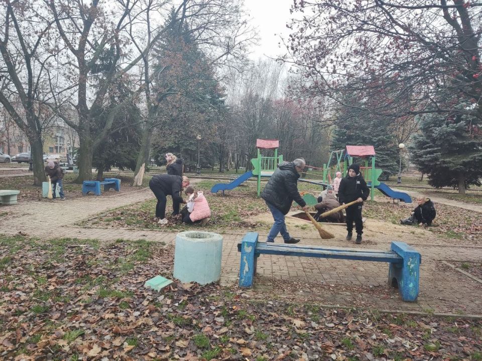 26 ноября с целью реализации партийного проекта "Городская Среда" жители Советского района вместе с сотрудниками Дворца культуры им. Воровского навели порядок на детских площадках и прилегающих территориях Дворца культуры...