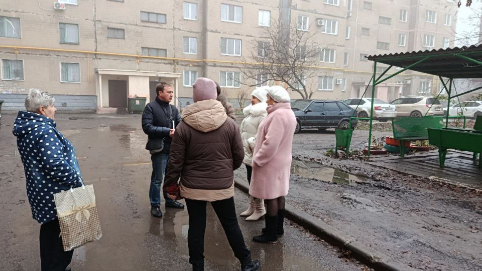 Сегодня, 27 ноября, в Советском внутригородском районе депутат Макеевского городского совета первого созыва Андрей Зотеев провел встречу с жителями микрорайона Первомайский во дворе домов № 6, 7