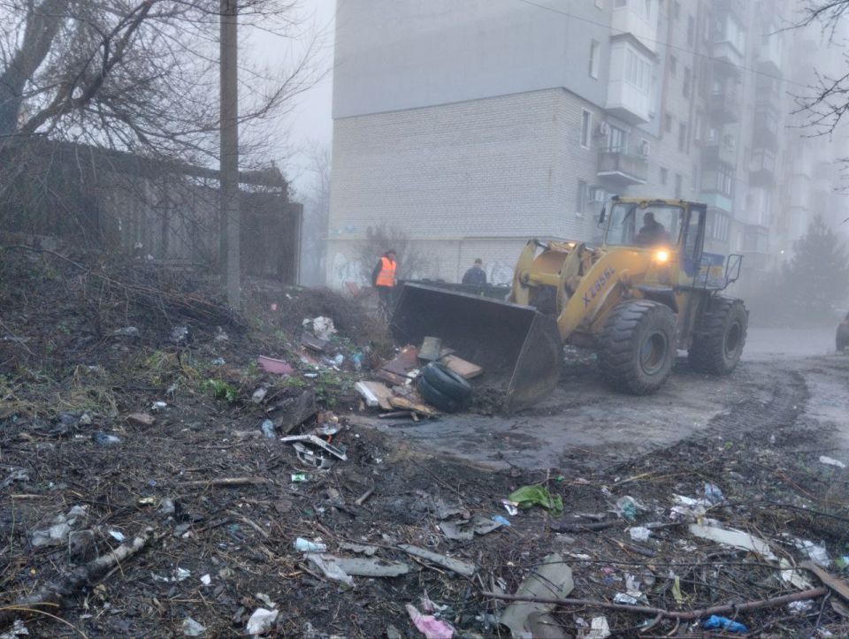 В Кировском внутригородском районе продолжаются работы по санитарному содержанию территории