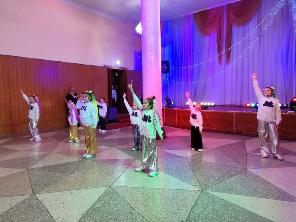 Концертная программа "Загляните в мамины глаза", посвященная Дню матери, состоялась 28 ноября в МБУ «Дворец культуры им. К.И. Поченкова». Мероприятие состоялось с целью реализации партийного проекта «Крепкая семья» Концертная программа "Загляните в мамины глаза", посвященная Дню матери, состоялась 28 ноября в МБУ «Дворец культуры им. К.И. Поченкова». Мероприятие состоялось с целью реализации партийного проекта «Крепкая семья»