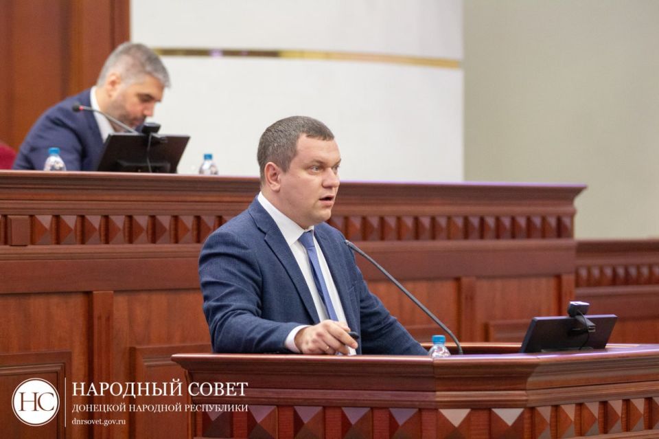 Александр Подгорный: В рамках пленарного заседания состоялся правительственный час с участием министра образования и науки ДНР Олега Трофимова