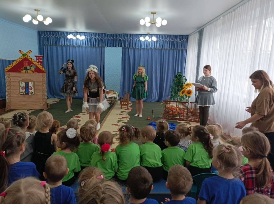 Школьный театр "Мир театра" ГБОУ "СШ № 50 Г.О. МАКЕЕВКА" под руководством учителя русского языка и литературы Гуркиной И.М. принял участие в акции "Дети-детям" в рамках Месячника волонтёрства Школьный театр "Мир театра" ГБОУ "СШ № 50 Г.О. МАКЕЕВКА" под руководством учителя русского языка и литературы Гуркиной И.М. принял участие в акции "Дети-детям" в рамках Месячника волонтёрства