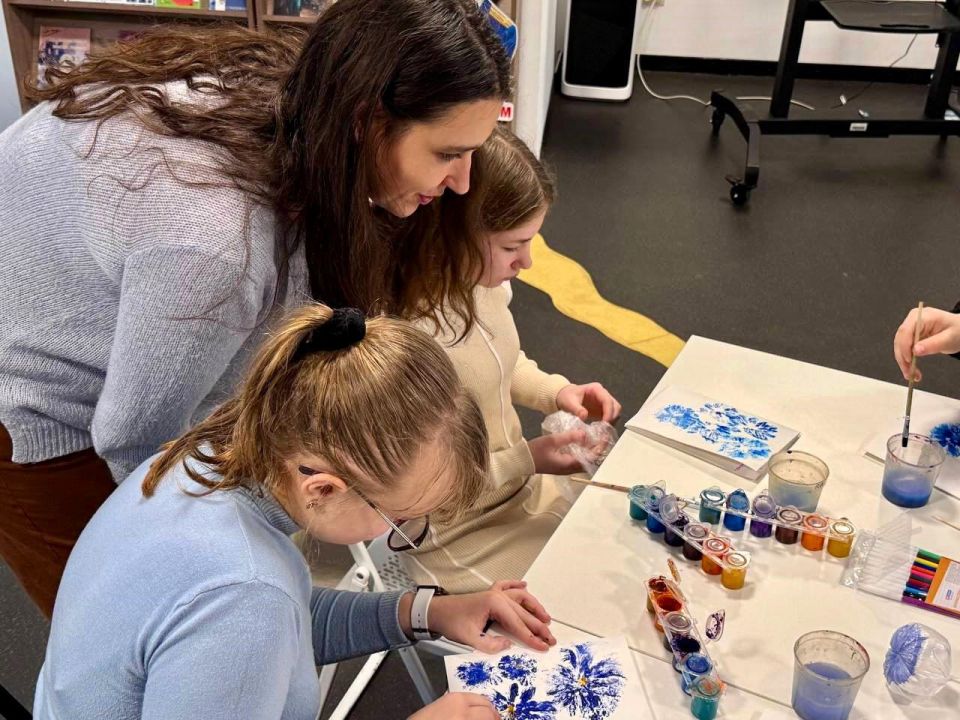 Дети ветеранов подготовили авторские открытки для мам Дети ветеранов подготовили авторские открытки для мам