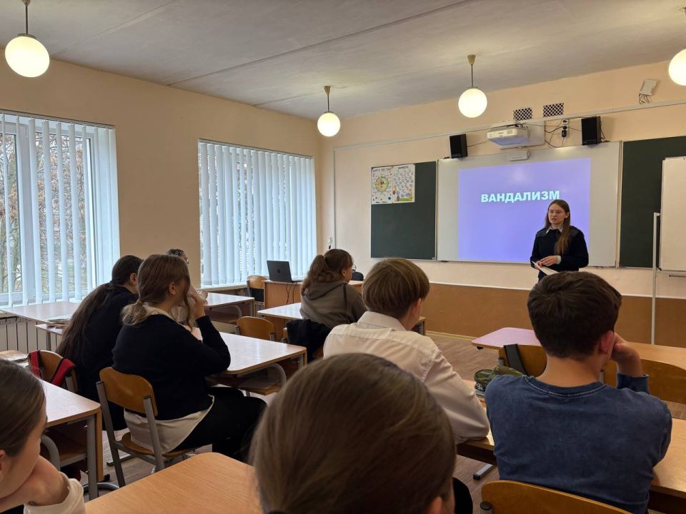 Полицейские провели профилактические беседы с учащимися Полицейские провели профилактические беседы с учащимися