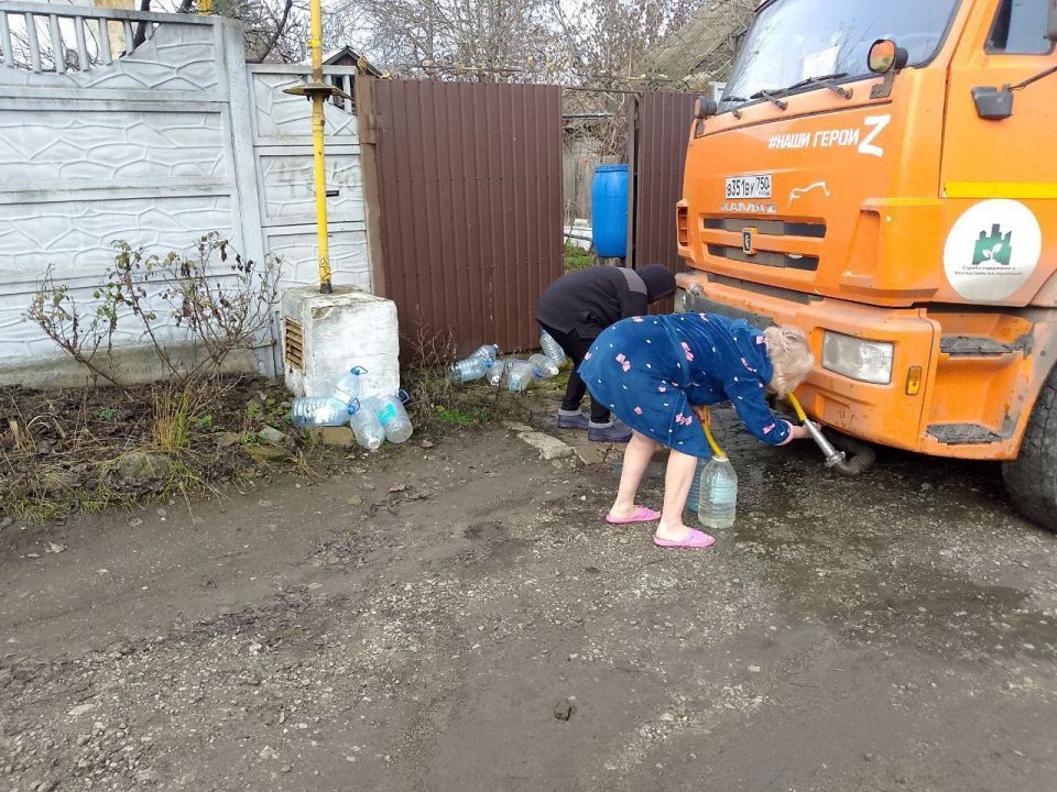 Для обеспечения водой жителей района Управой Кировского внутригородского района при поддержке региона-шефа Московская область продолжается ежедневный подвоз воды для жителей домов, в которые в установленный графиком день не...