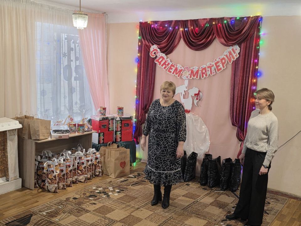 Сегодня, 28 ноября, в Государственном бюджетном учреждении социального обслуживания «Центр социального обслуживания населения Центрально-Городского района города Макеевки», в преддверии празднования Дня матери в России...