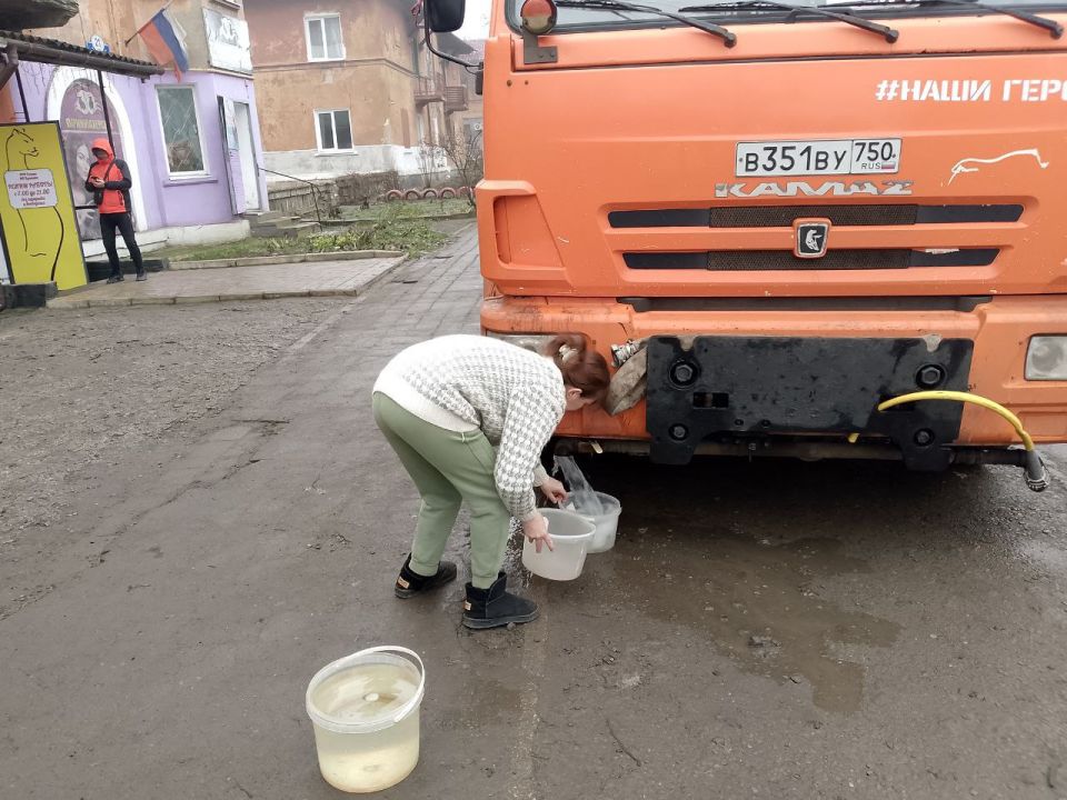 В Кировском внутригородском районе при поддержке региона-шефа Московская область продолжается подвоз воды для жителей домов, в которые в установленный графиком день не поступила вода В Кировском внутригородском районе при поддержке региона-шефа Московская область продолжается подвоз воды для жителей домов, в которые в установленный графиком день не поступила вода