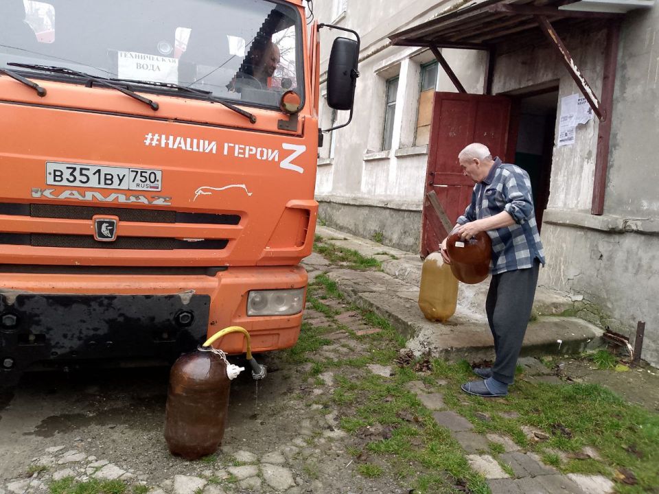 В Кировском внутригородском районе при поддержке региона-шефа Московская область продолжается подвоз воды для жителей домов, в которые в установленный графиком день не поступила вода В Кировском внутригородском районе при поддержке региона-шефа Московская область продолжается подвоз воды для жителей домов, в которые в установленный графиком день не поступила вода