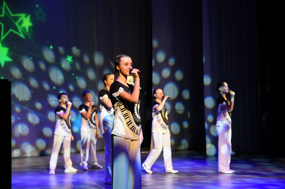 В Макеевке с большим успехом прошёл праздничный концерт, посвященный 90-летнему юбилею Дворца детского и юношеского творчества В Макеевке с большим успехом прошёл праздничный концерт, посвященный 90-летнему юбилею Дворца детского и юношеского творчества