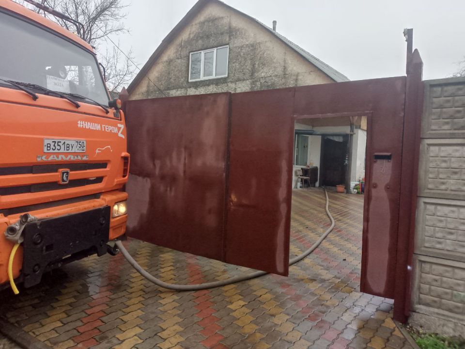 В Кировском внутригородском районе при поддержке региона-шефа Московская область продолжается подвоз воды для жителей домов, в которые в установленный графиком день не поступила вода В Кировском внутригородском районе при поддержке региона-шефа Московская область продолжается подвоз воды для жителей домов, в которые в установленный графиком день не поступила вода